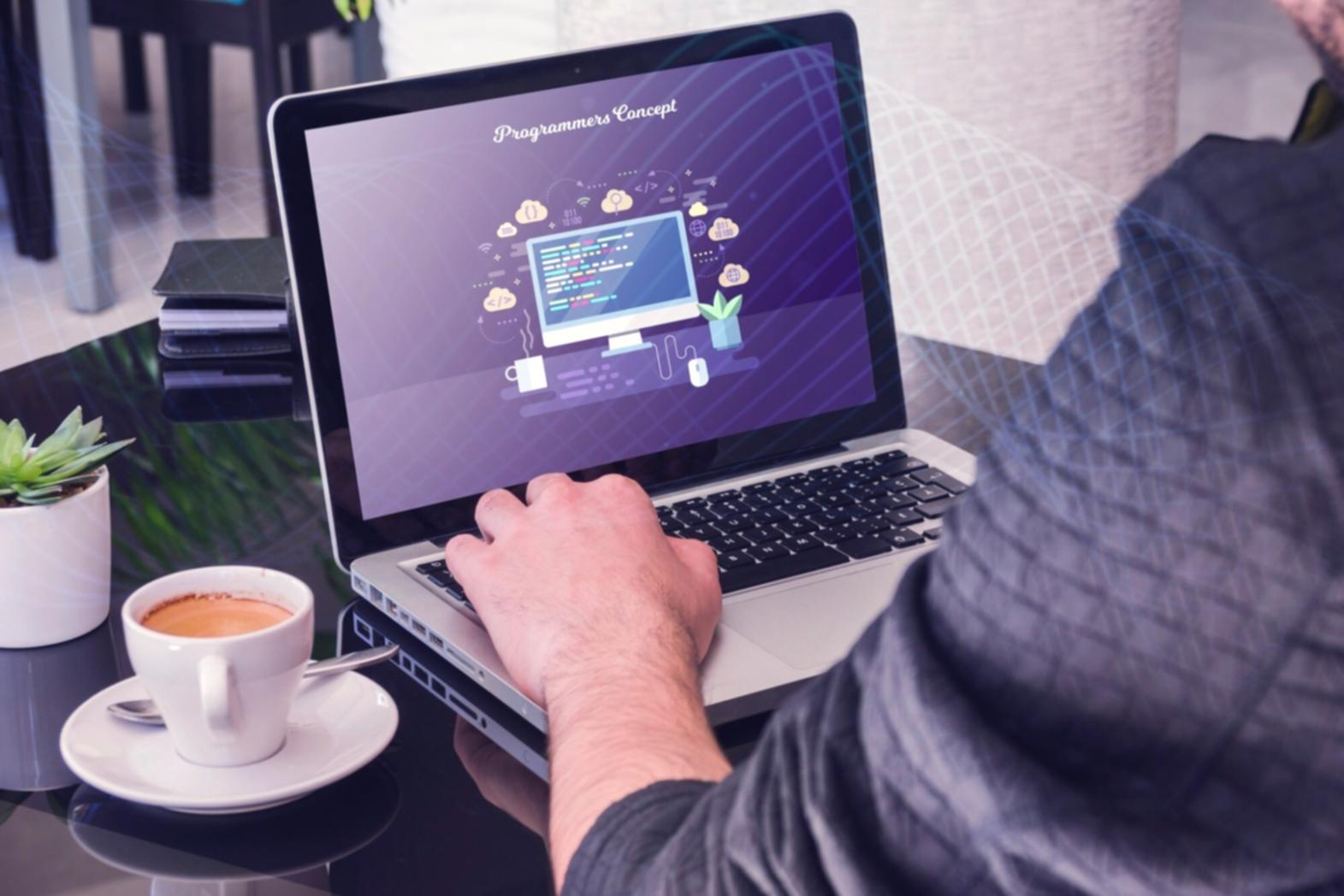 Entwicklerin testet eine Website mit verschiedenen Hilfstechnologien und Geräten