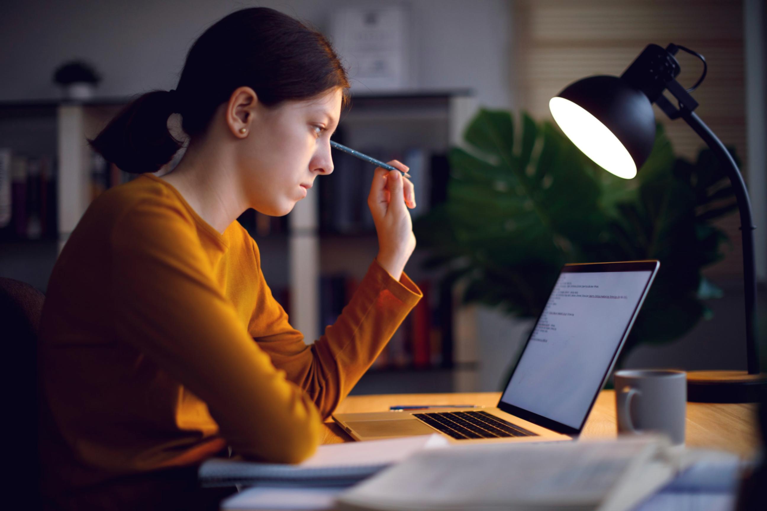 Entwickler bei der Arbeit an barrierefreien Webprojekten